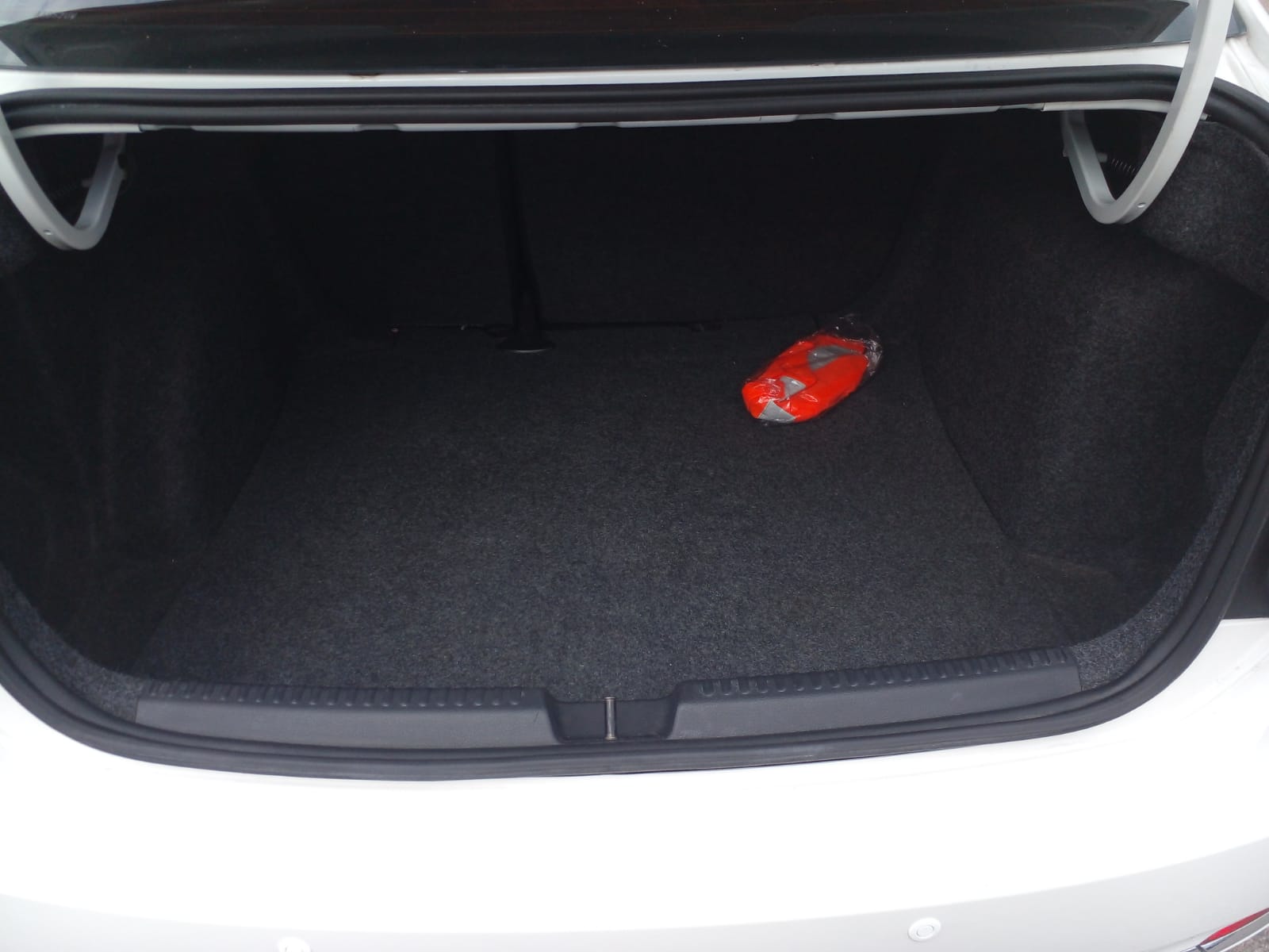 VOLKSWAGEN	POLO 1.6 L/16 COM. 4 P TIP